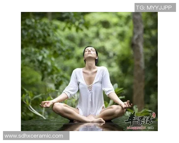 盘腿打坐的足球明星如何在赛场与心灵之间找到平衡与力量