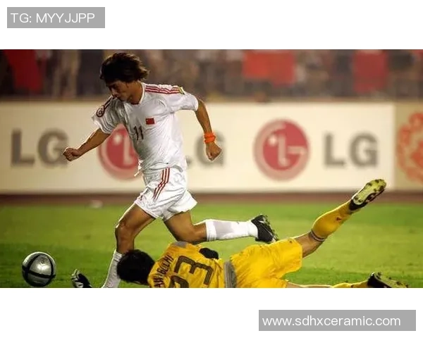 足球明星在比赛中频频犯规引发争议球迷热议公平竞争与体育精神