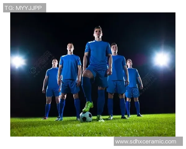 足球明星黑白临摹艺术作品展现球场风采与激情的完美结合